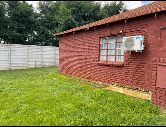 6 BEDROOM HOUSE FOR SALE IN GROOTVALY